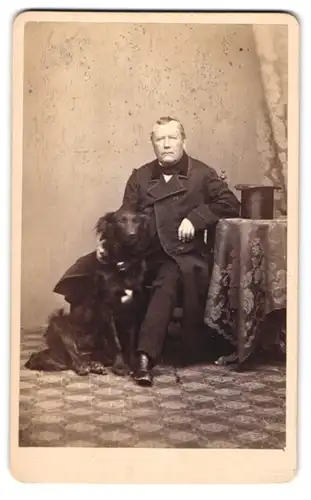 Fotografie Fr. X.av. Hiltner, Augsburg, Portrait Pfarrer Dr. Völer aus Oberhausen mit seinem Hund im Atelier