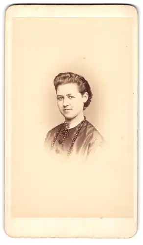 Fotografie Franz Neumayer, München, Portrait hübschen junge Dame im seidenen Kleid mit Perlenkette