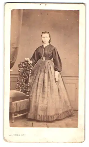 Fotografie Taufflieb, Strasbourg, junge Frau im Kleid posiert im Atelier