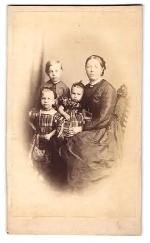 Fotografie unbekannter Fotograf und Ort, Mutter mit ihren drei Kindern, Töchter in karierten Kleidern