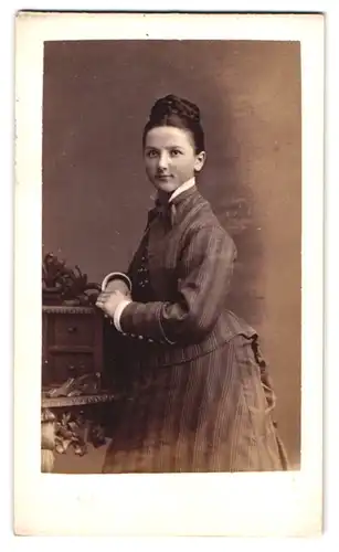 Fotografie Louis Falcy, Yverdon, junge Dame im dunklen gestreiften Kleid mit hochgesteckten Haaren