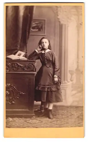 Fotografie August Ducrue, Pforzheim, Portrait niedliches Mädchen im dunklen Kleid posiert im Atelier