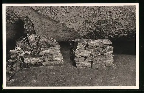 AK Barbarossahöhle im Kyffhäuser, Barbarossatisch mit Stuhl