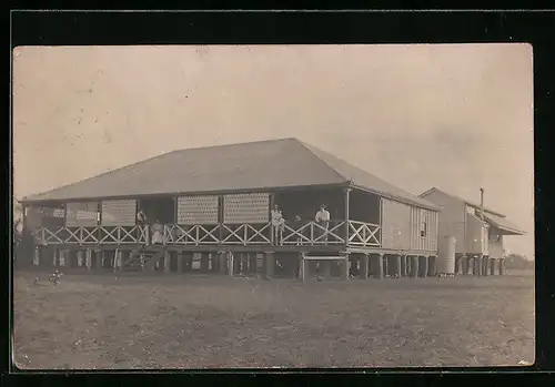 AK Normanton, Gebäudeansicht mit Anwohnern