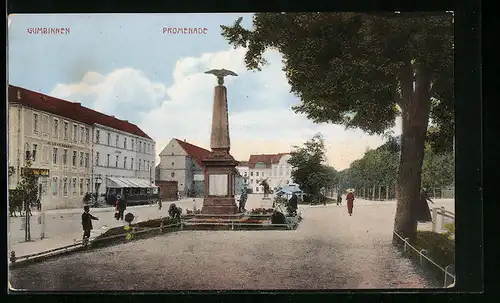 AK Gumbinnen, Promenade mit Denkmal