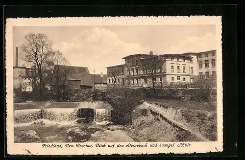 AK Friedland /Bez. Breslau, Blick auf den Steinebach und evang. Schule