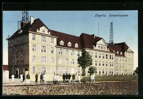 AK Liegnitz, Soldaten vor der Funkerkaserne