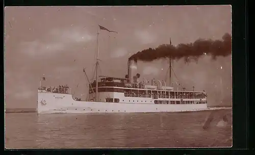 Foto-AK Max Dreblow, Stettin: Schnelldampfer Stettin unter Dampf auf See