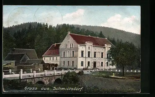AK Schmidtsdorf, Gasthof zum Reichmacher mit Nebengebäuden, Strasse und Brücke