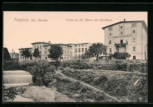 AK Friedland bei Breslau, Partie an der Steine mit Wehr und Schulhaus