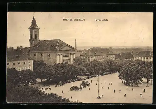 AK Theresienstadt / Terezin, Paradeplatz mit Hauptwache und Garnisonkirche