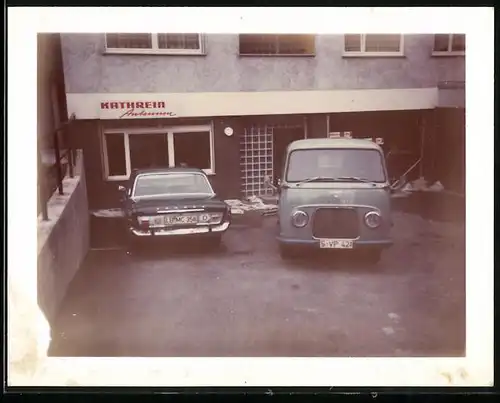 Fotografie Lastwagen Ford Transit, Kleinlaster vor Ladengeschäft Kathrein Antennen