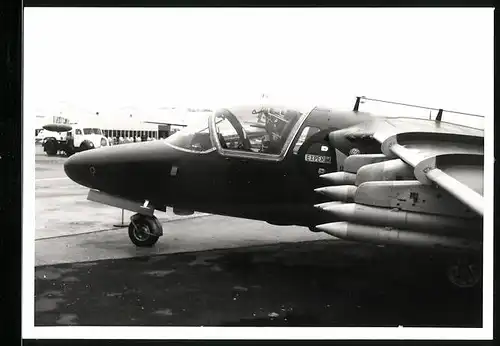 Fotografie Jagdflugzeug, Experimental-Flugzeug mit Raketen bewaffnet