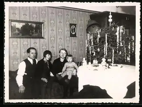 Fotografie Weihnachten, Familie nebst Gabentisch und Weihnachtsbaum