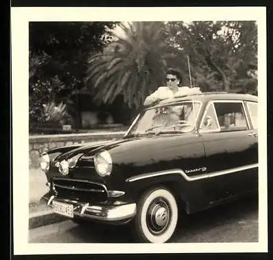 Fotografie Auto Ford Taunus Weltkugel, Dame lehnt am PKW