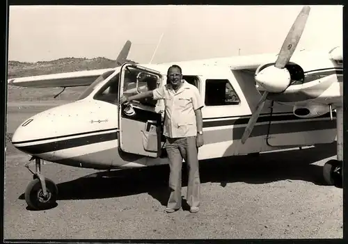 Fotografie Flugzeug Britten-Norman, Co Pilot nebst Schulterdecker auf einem Flugplatz in der Sinaiwüste