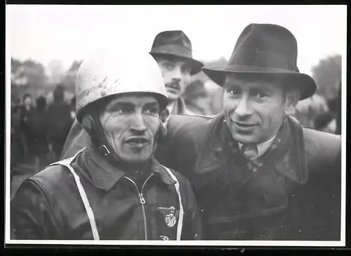 Fotografie Motorrad-Rennfahrer mit Aufnäher BMV nach einem Rennen