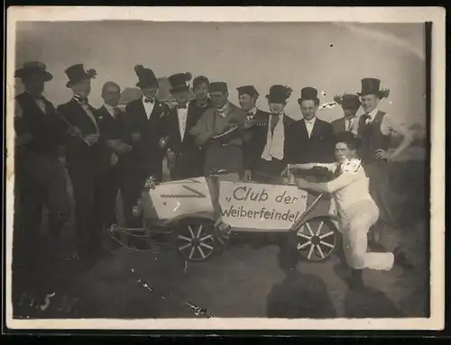 Fotografie Herren-Verein Club der Weiberfeinde, Männer feiern Club-Jubiläum mit Festwagen Seifenkiste