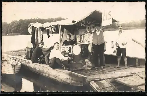 Fotografie Ansicht Berlin, Schwimmender Havel-Kiosk bietet Speisen & Getränke am Havelufer an
