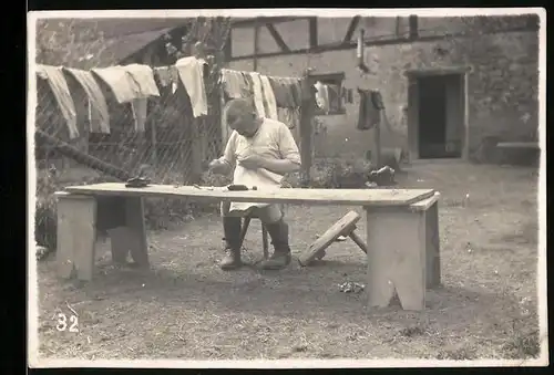 Fotografie 1.WK, Soldat bringt seine Kleidungsstücke auf Vordermann