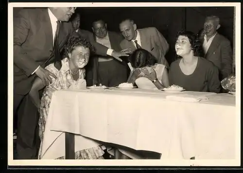 Fotografie Schnappschuss, Frauen beim Wettessen sauen sich ein
