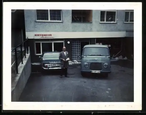 Fotografie Lastwagen Ford Transit, Kleinlaster vor Ladengeschäft Kathrein Antennen