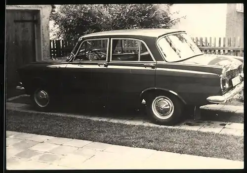 Fotografie Auto Moskwitsch, Limousine in Einfahrt geparkt