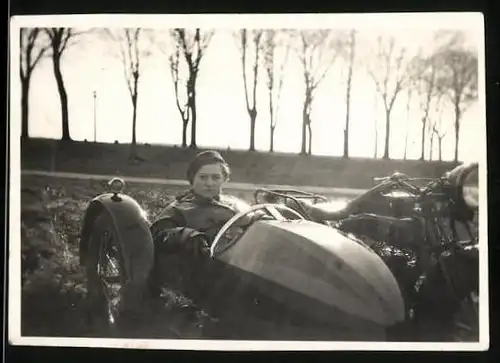 Fotografie Motorrad F.N., Krad mit Seitenwagen, Dame im Beiwagen sitzend