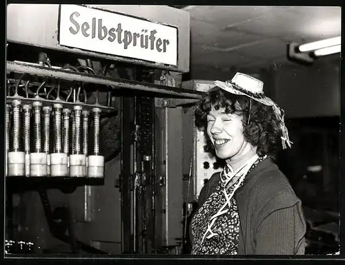 Fotografie Fasching-Karneval, Fabrikarbeiterin mit Partyhut vor Selbstprüfer Automat