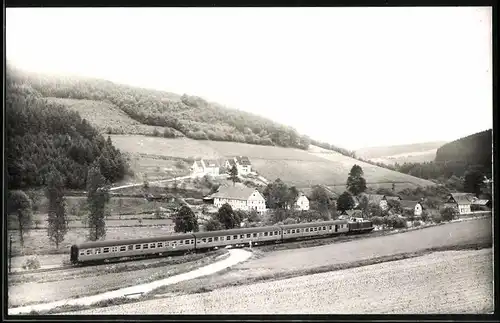 Fotografie Carl Bellingrodt, Wuppertal-Barmen, Ansicht Sallinghausen bei Esslohe, Personenzug mit Diesellok V100