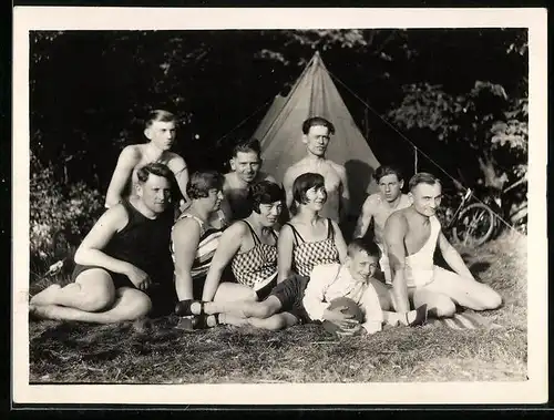 Fotografie Bademode, Mädchen / Burschen in Badebekleidung vor einem Zelt sitzend