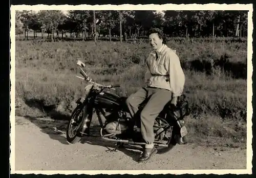 Fotografie Motorrad Adler, Hausfrau auf Krad sitzend, Kennzeichen Berlin