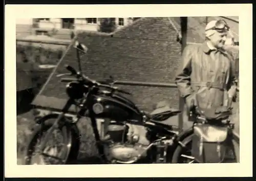 Fotografie Motorrad, Kradfahrer mit Lederjacke, Haube & Schutzbrille