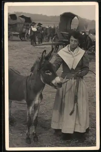 Fotografie Filmszene, Schauspielerin mit Esel in einem Western-Film