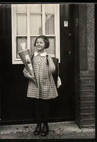 Fotografie Einschulung, glückliches Schulmädchen mit Zuckertüte & Schulranzen am ersten Schultag