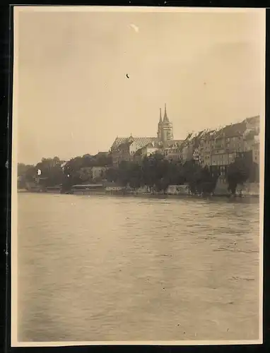 Fotografie unbekannter Fotograf, Ansicht Basel, Flusspartie mit Blick zur Kathedrale