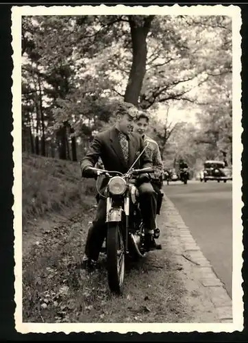 Fotografie Motorrad, junges Paar auf Krad während einer Spritztour