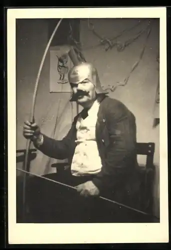 Fotografie Fasching - Karneval, Mann im Kostüm mit Helm UN und Bogen
