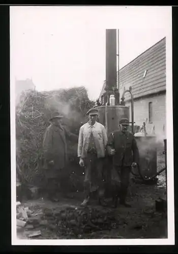 Fotografie Bauern - Dampfkolonne neben einer Feuerstelle