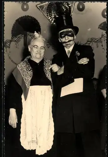 Fotografie Fasching - Karneval, Herr im Kostüm mit Maske nebst betagter Dame