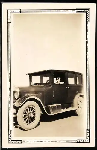 Fotografie Auto Chrysler, US-Car, junge Dame am Steuer des PKW's