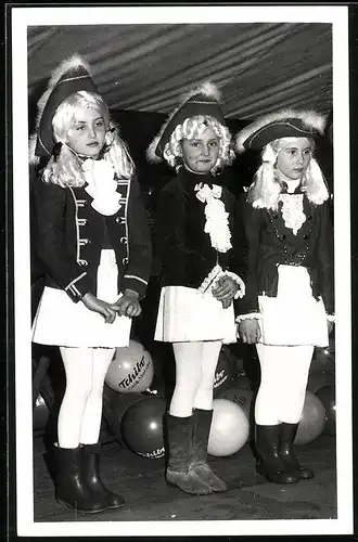 Fotografie Fasching - Karneval, Mädchen im typischen Karnevalskostüm