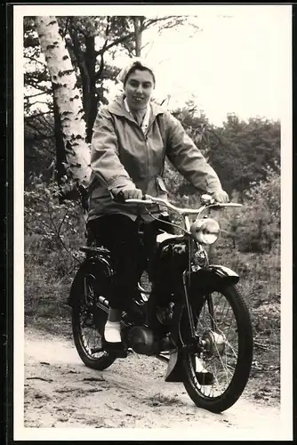 Fotografie Motorrad Simson SR2, junge Frau auf Krad sitzend