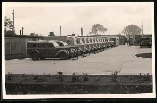 Fotografie US-Army Fahrzeug-Depot, Lastwagen & Kastenwagen hintereinander aufgereiht