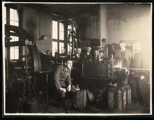 Fotografie Laboratorium, Ingenieure experimentieren mit einem Druckkessel / Versuchreaktor 1927