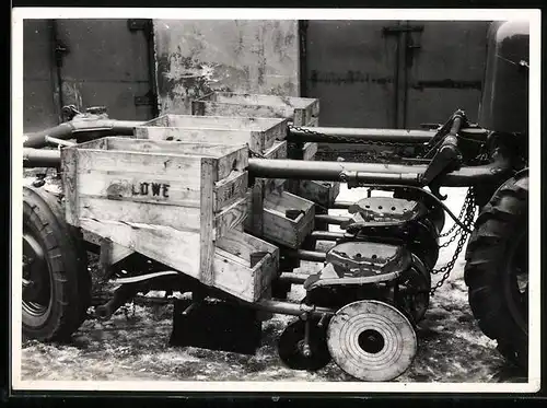 Fotografie Prien, Kiel, Traktor-Anbaugerät zur Beflanzung