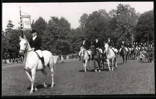 Fotografie unbekannter Fotograf, Ansicht Bad Oldesloe, Reiter zu Pferd des Reitvereins Meddewade 1956