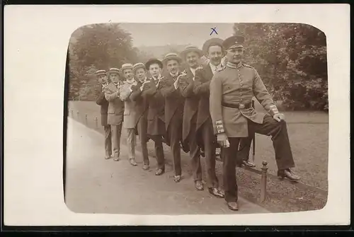 Fotografie Garde-Soldat & Freunde machen eine Polonese auf dem Reuterplatz in Berlin