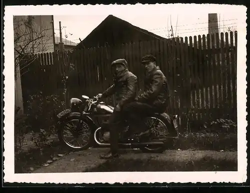 Fotografie Motorrad Tornax, Burschen auf Krad Kennzeichen IS-162840