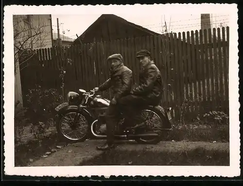 Fotografie Motorrad Tornax, Burschen auf Krad sitzend, Kennzeichen IS-162840
